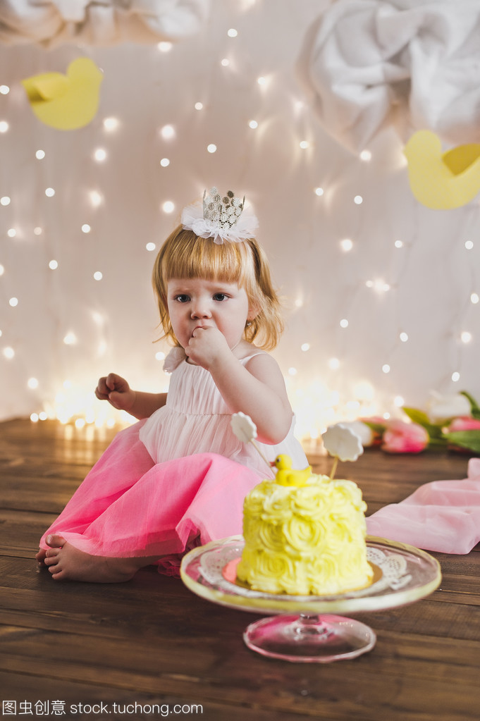 甜蜜时光 小女孩与蛋糕的温馨瞬间